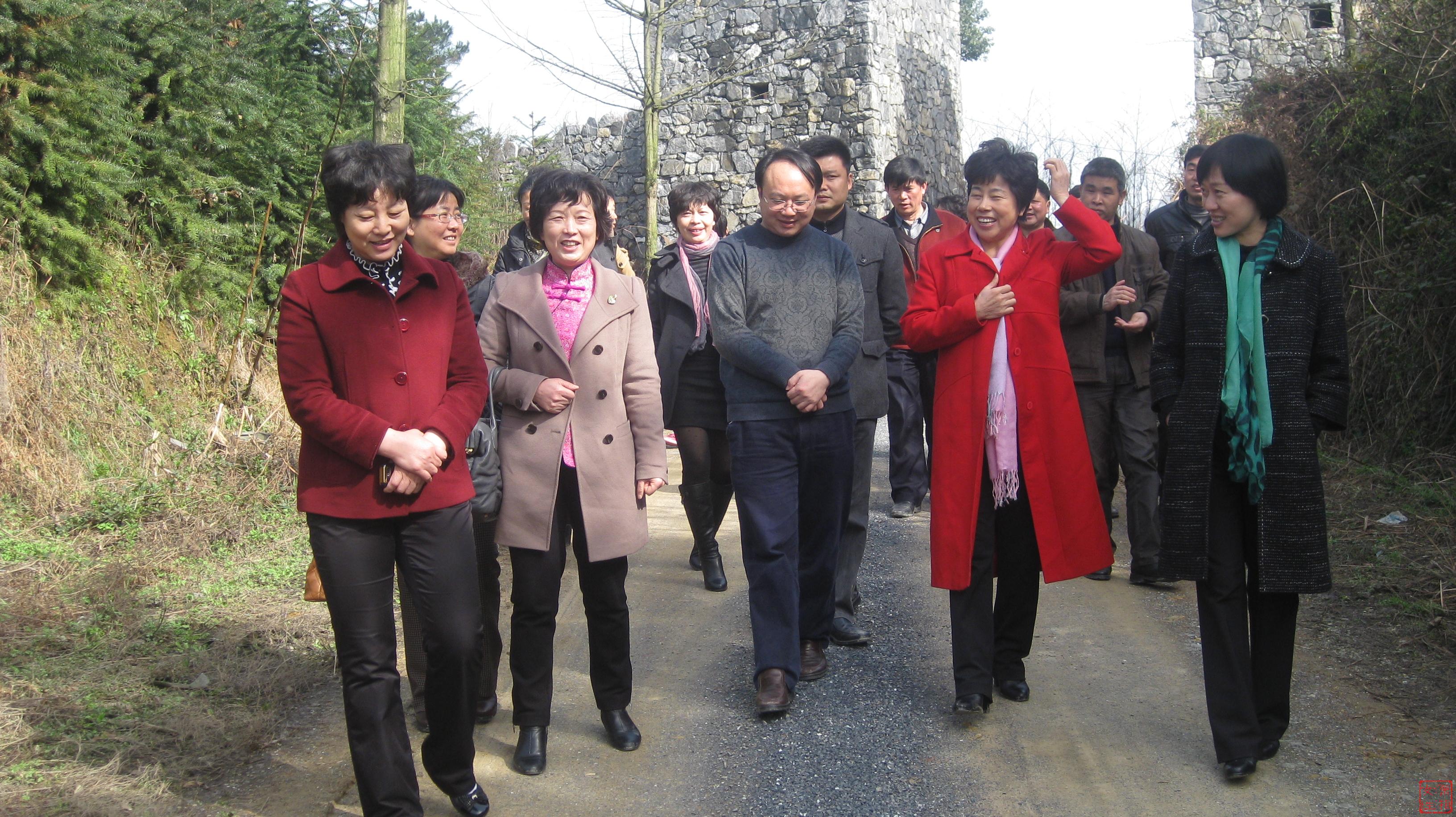 假如我正兴致勃勃地和同事谈论领导的缺点,领