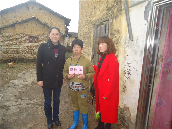 泉水镇西黄村一组贫困妇女袁莉萍.jpg