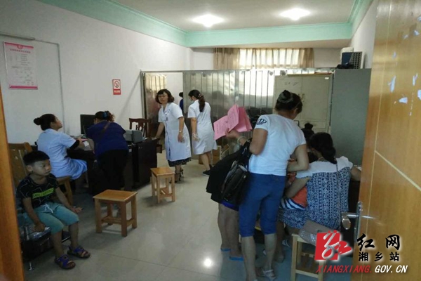 湘乡市东郊乡组织适龄妇女在妇幼保健院免费进行两癌筛查
