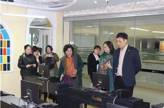 考察团参观南京市妇女儿童活动中心.jpg