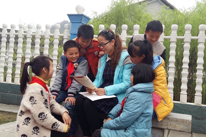 教师为学生辅导.jpg