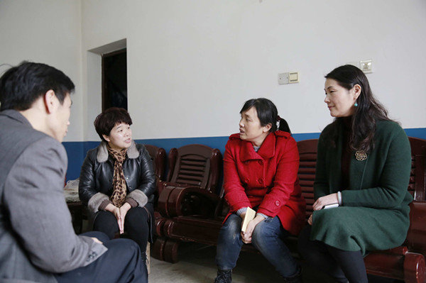 袁雁主席（左二）与刘娜兵（左三）亲切交谈.jpg