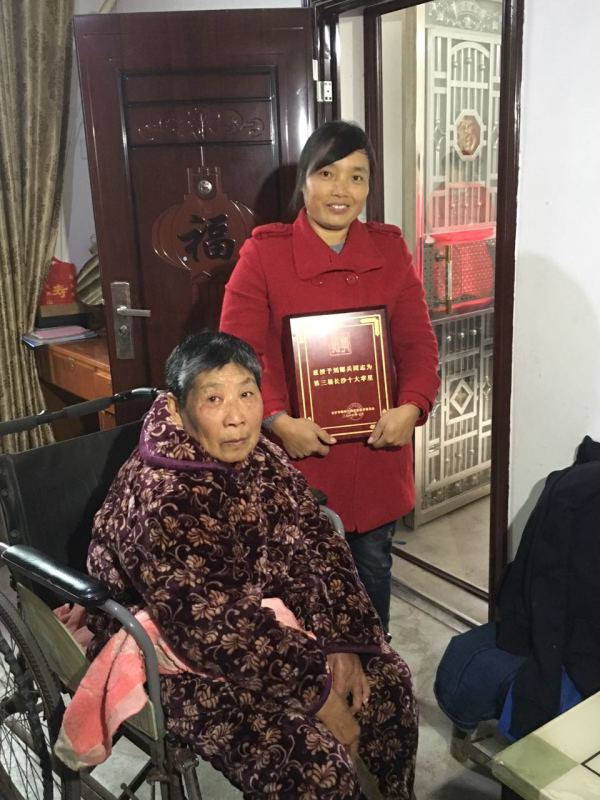 刘娜兵与婆婆.jpg