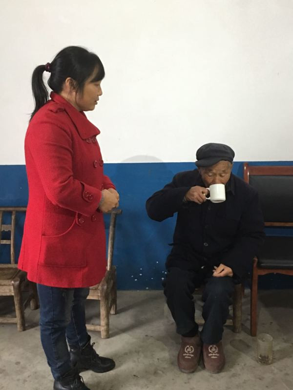 91岁的伯伯生病了，刘娜兵送上药还要看着老人服下才放心.jpg