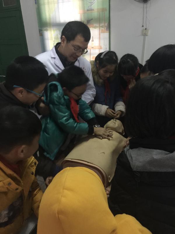 学生模拟心肺复苏手法.JPG