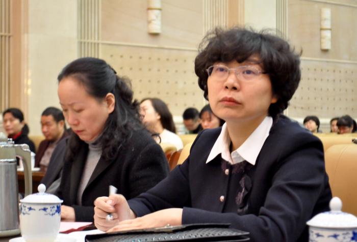 湖南省妇联副主席张媛媛认真听讲并记下笔记.jpg