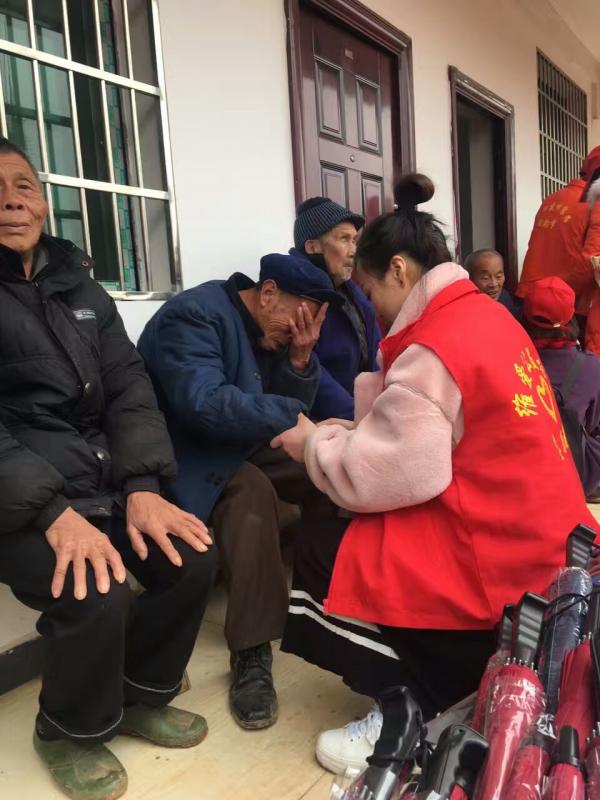 新田县维爱协会志愿者陪敬老院老人过小年