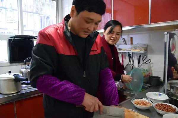 东风路胡德荣—胡德荣和妻子李萍配合默契.jpg