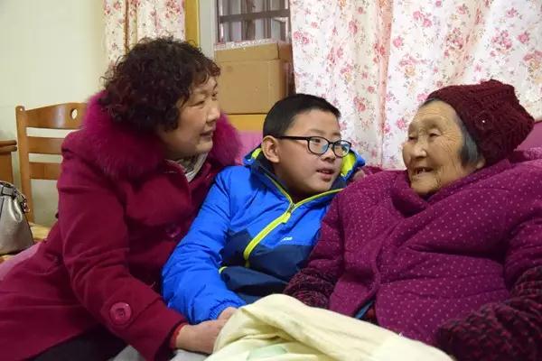 东风路胡德荣—在大人们的言传身教下，小辈们对长辈也分外孝顺。.jpg