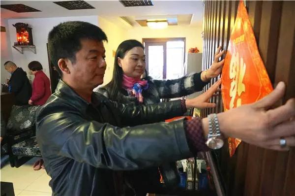 洪山李岳恒—李岳恒的儿子、儿媳在客厅贴上“福”字，提前烘托新年气氛。.jpg