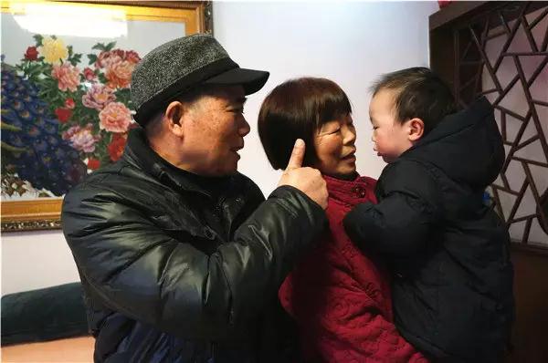 洪山李岳恒—外孙余昀秦是家里的开心果，李岳恒夫妻和这个最小的家庭成员交流时，脸上挂满笑容。.jpg