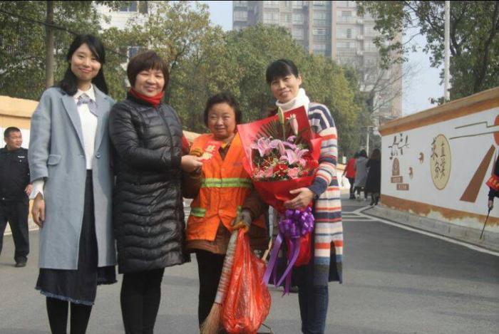社区妇联主席带队慰问环卫女工--贺跃红.jpg