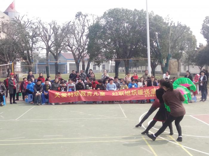 社区执委为孤残儿童送演出.jpg