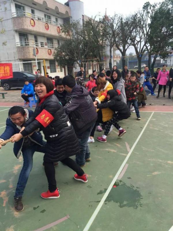 社区执委方觉辉带队参与拔河比赛.jpg