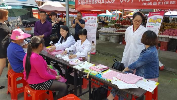张贴宣传标语等形式,向农村妇女派发"两癌"筛查宣传单及小册子,为她们