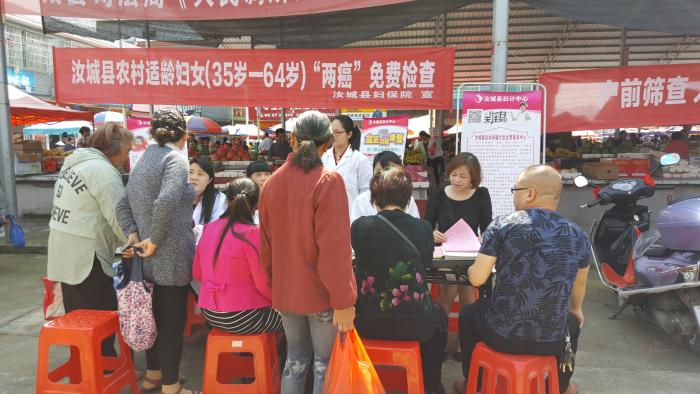 横幅,张贴宣传标语等形式,向农村妇女派发"两癌"筛查宣传单及小册子