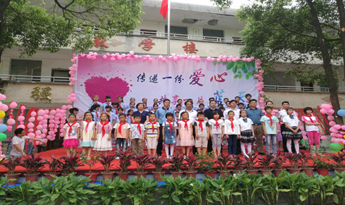 领导与留守儿童合影.jpg