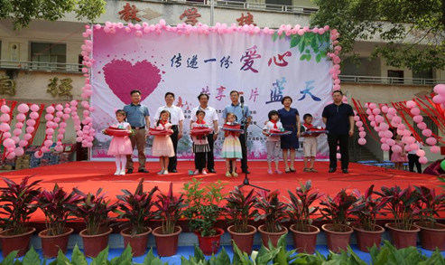 发放爱心物品.jpg