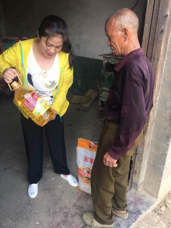娄星区妇联:慰问五保户 情暖孤寂心