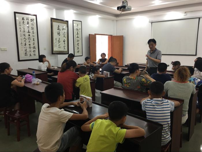图为县关工委主任张成灿正在教育孩子要远离毒品及毒品的危害.jpg