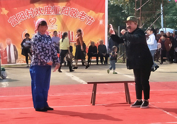 新邵陈家坊镇富阳村700多名老人开心过重阳.jpg