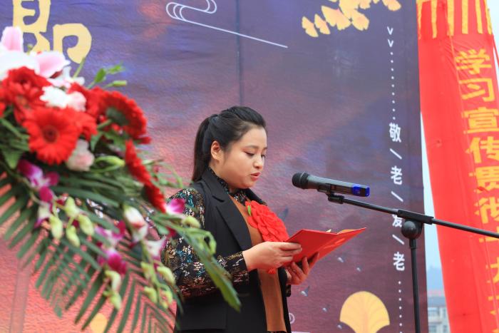 好儿媳代表龚炎发言.jpg