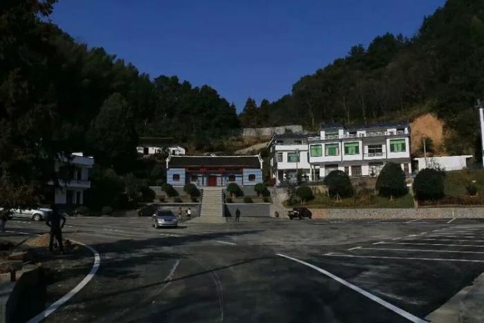 新改造的停车场.jpg