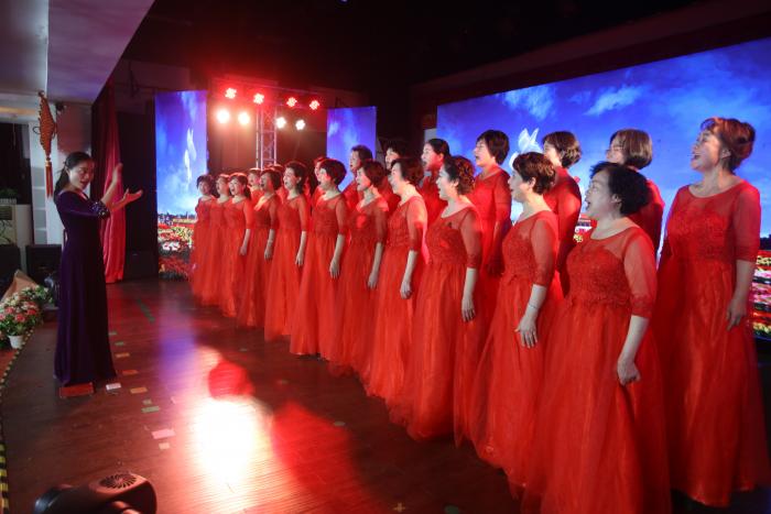 省直女厅干合唱团情深意长的合唱《新时代》、《歌唱祖国》.jpg