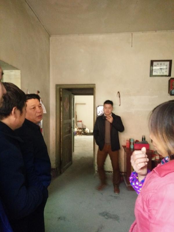首页 巾帼扶贫 2月5日,永兴县委副书记陈占华带队来到便江镇塘门村,到