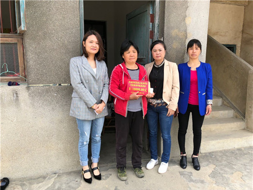 郴州市苏仙区妇联开展"贫困母亲两癌救助"走访慰问活动