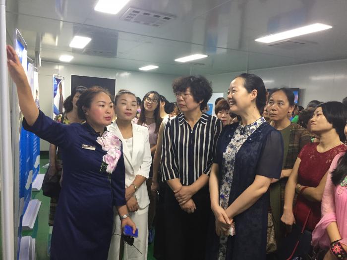 李洪梅(左一)向湖南省妇联副主席张媛媛(左三)带队的全省巾帼扶贫乡村