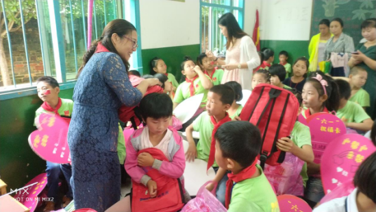 六一儿童节，黄丽娥给孩子们送来书包、文具和营养品.png