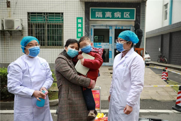 7“爱心妈妈”刘建华与3岁的桐桐.jpg