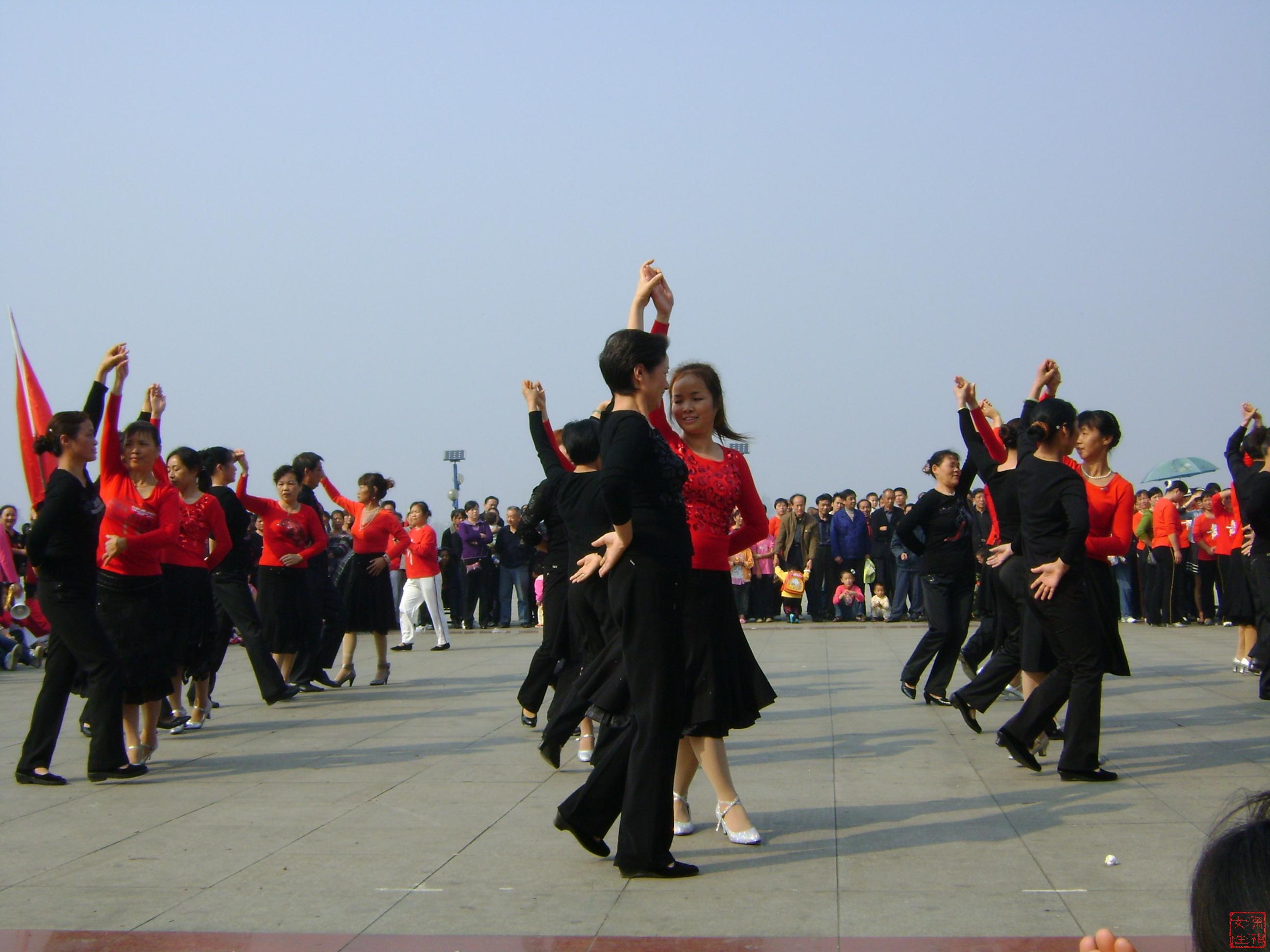 表演的项目包括恰恰舞,快板操,广场舞,腰鼓,交谊舞等,吸引了湘阴城区