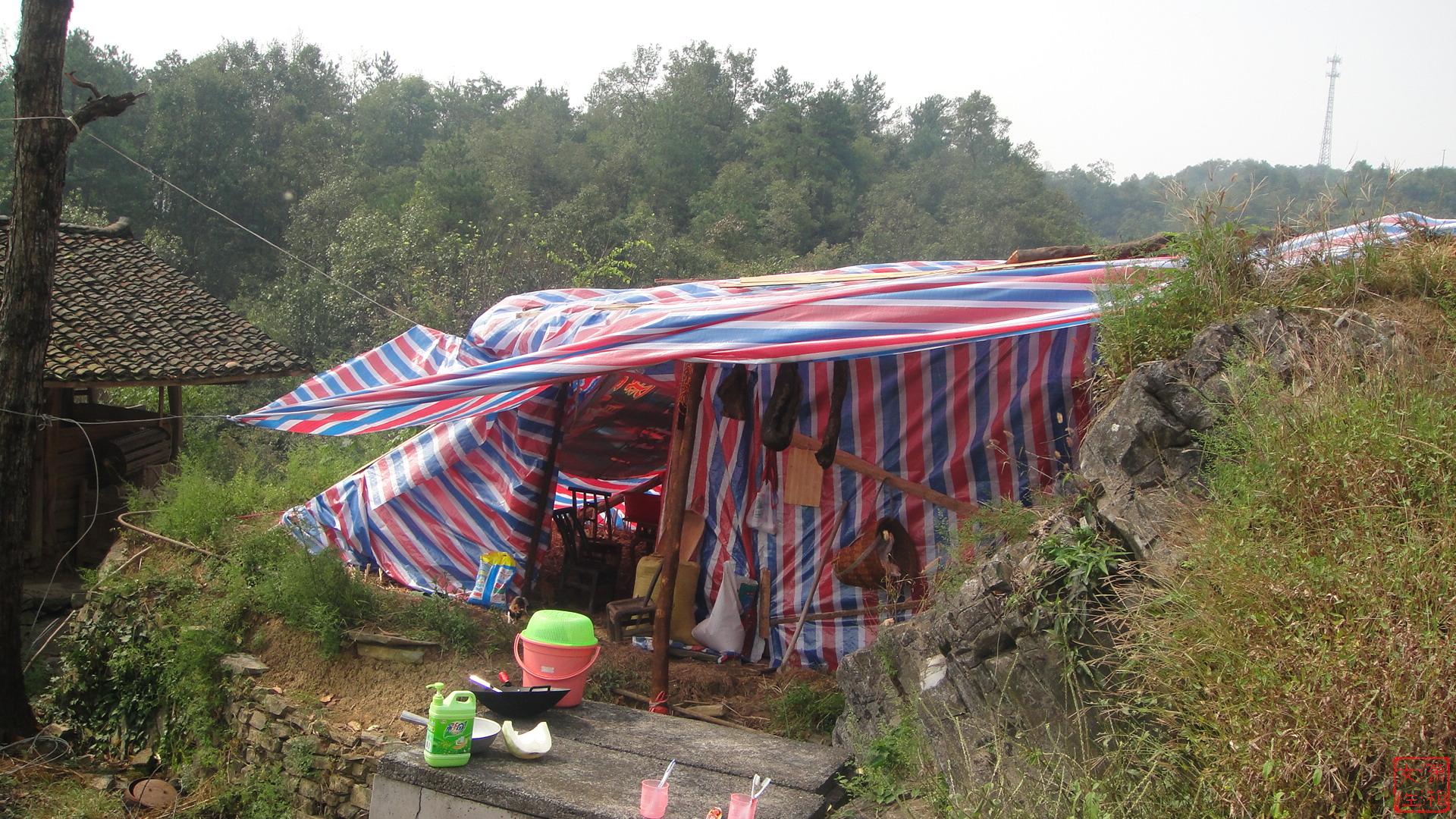 目前商母亲一家4口住在临时搭建的一个小棚子里