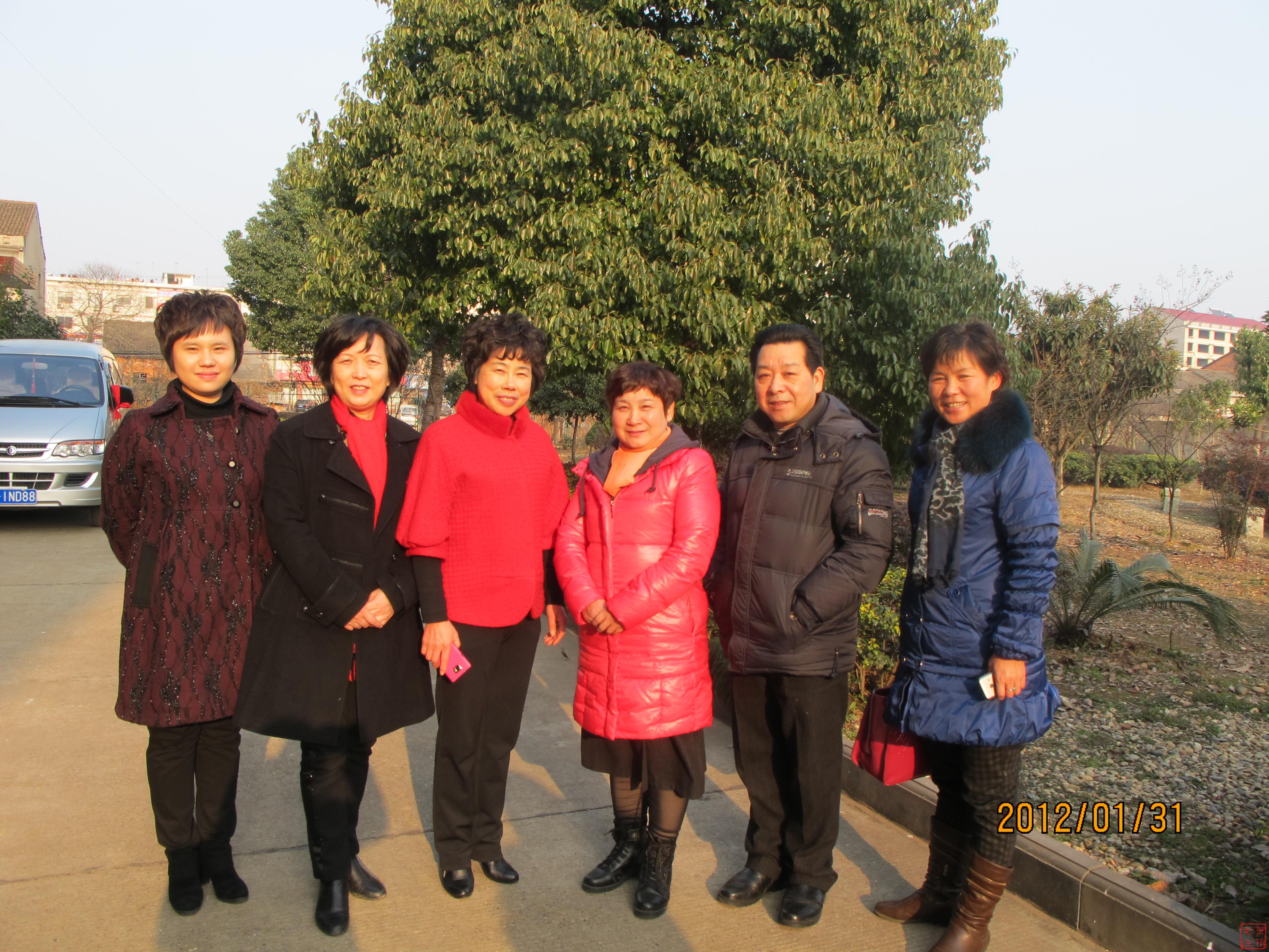 市"两新"工委书记陈菊芳,市妇联主席杨丽仙与莎丽袜业负责人合影