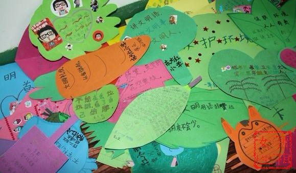 并向过往的市民发放文明礼仪宣传卡,号召大家从自己做起,带动全家共同