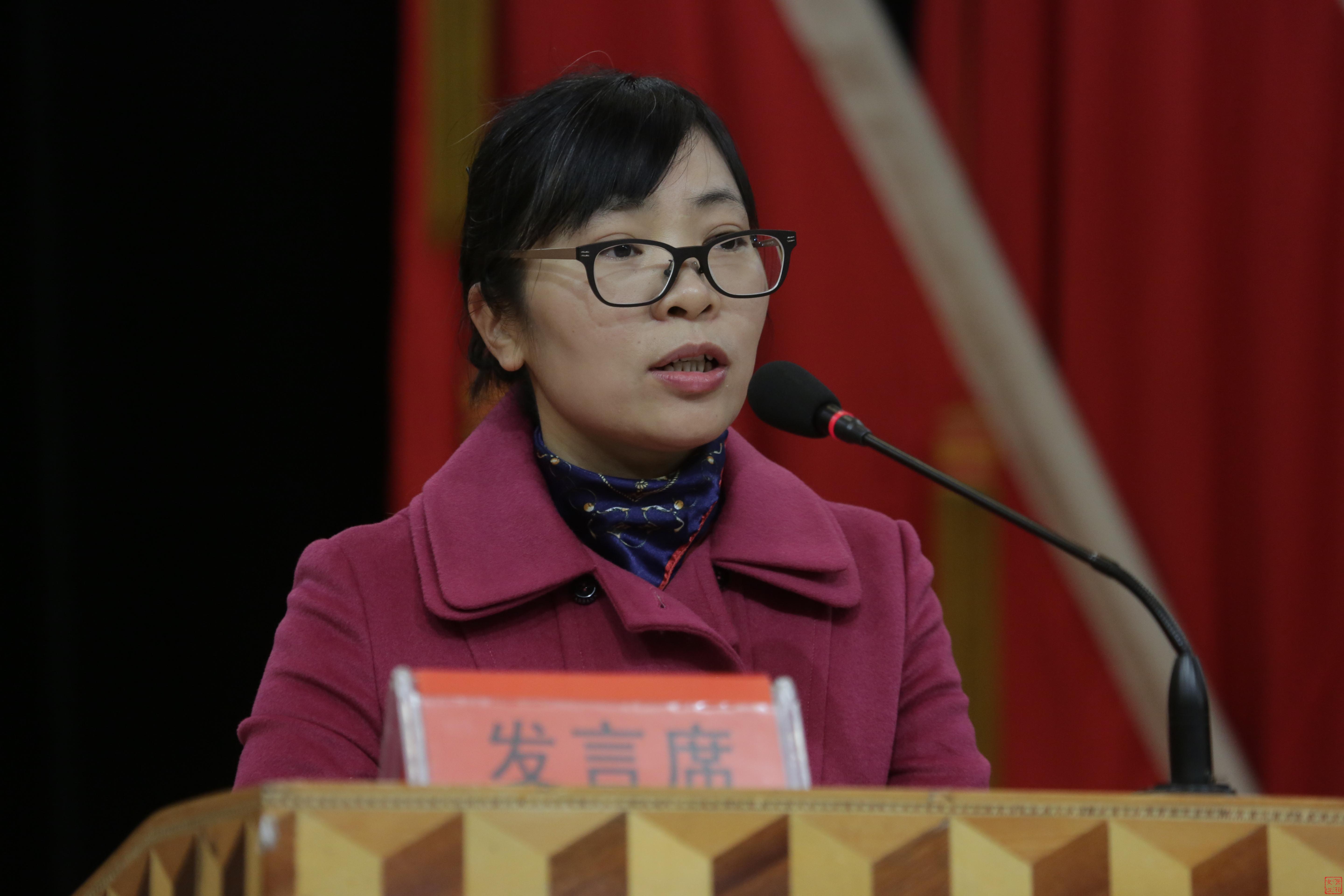 市妇联主席,党组书记康艳华作工作报告