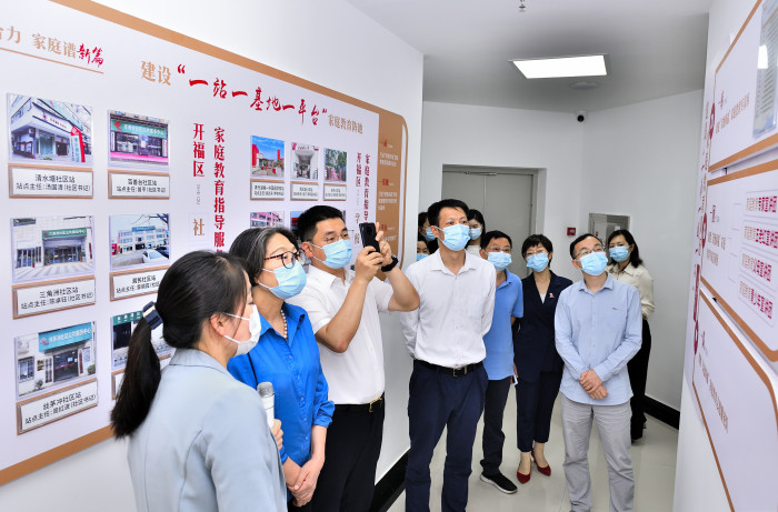实地考察社区家庭教育工作.jpg