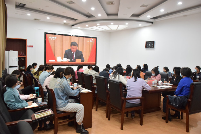 湖南省妇联机关青年干部收看大会直播。.jpg