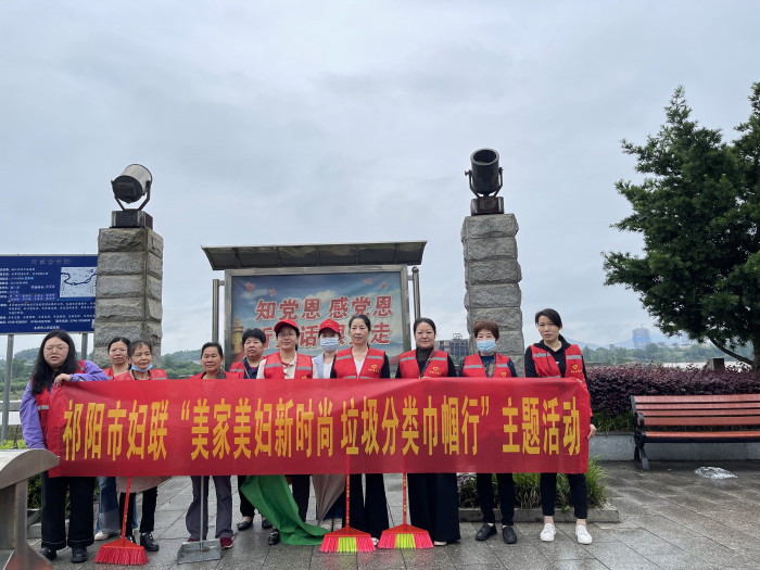 联合沿江路社区巾帼志愿者开展垃圾分类宣传.jpg
