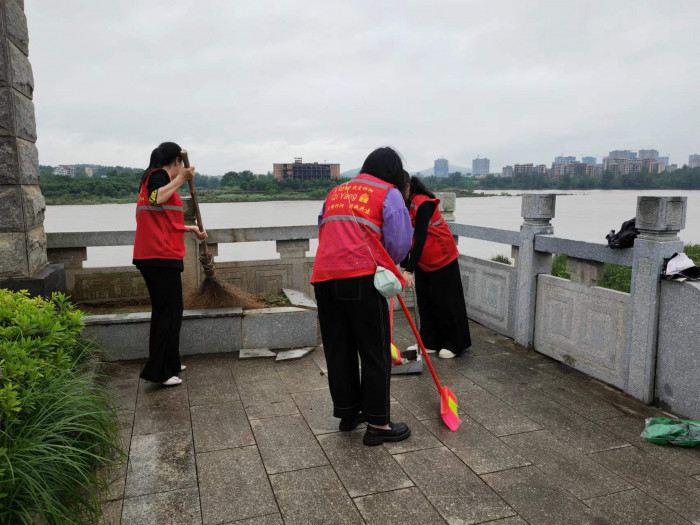 党员干部在沿江路清扫垃圾.jpg