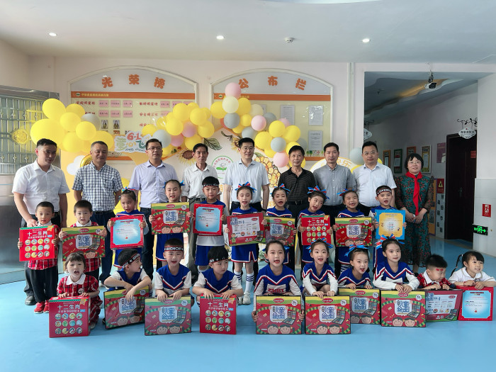 1胡勇刚书记走访县机关幼儿园.jpg