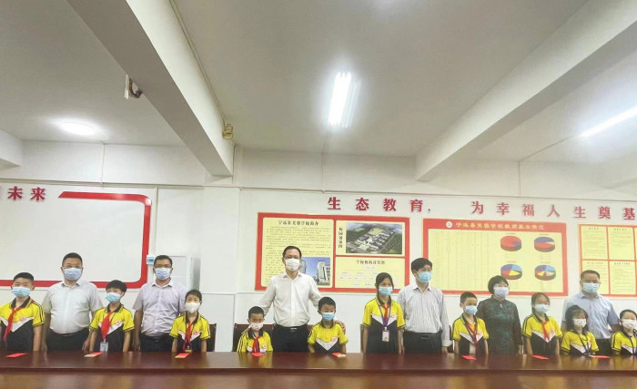 2毛政县长走访县芙蓉学校.jpg
