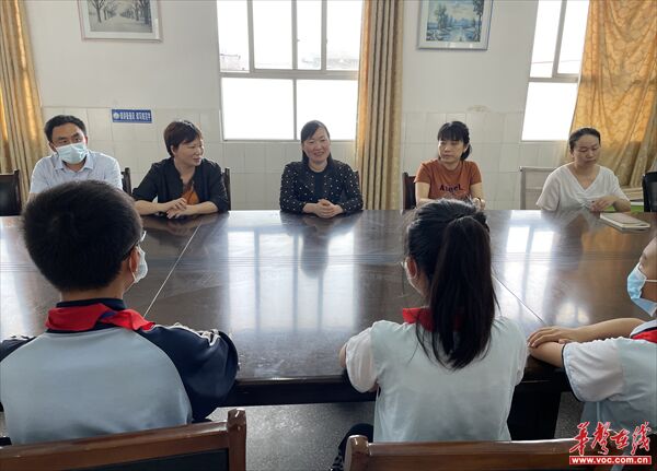 座谈会.jpg