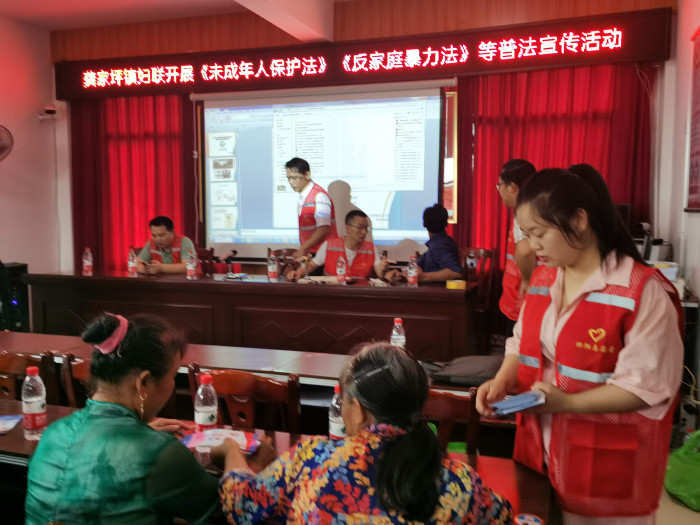 龚家坪镇妇联普法宣传.jpg