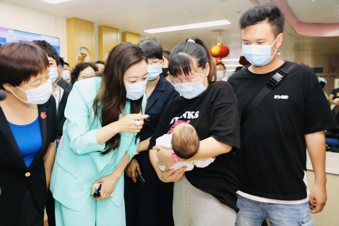 （在省妇幼实地考察母婴室安装情况并与“晶心关爱母婴室”使用者交流使用感受）.jpg