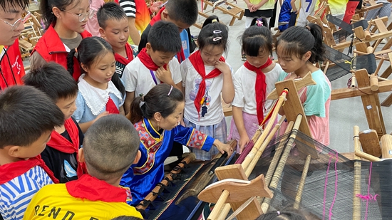 张家界武陵源区留守儿童学织布.jpg
