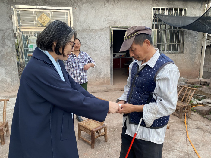 省妇联党组成员、副主席张媛媛为史明喜家庭送去慰问金及物资。.jpg