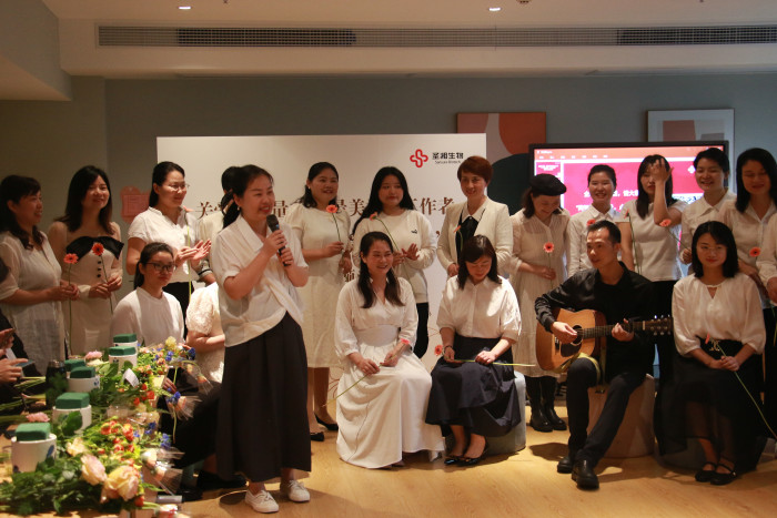 “暖心妈妈合唱团”演唱《萱草花》.JPG
